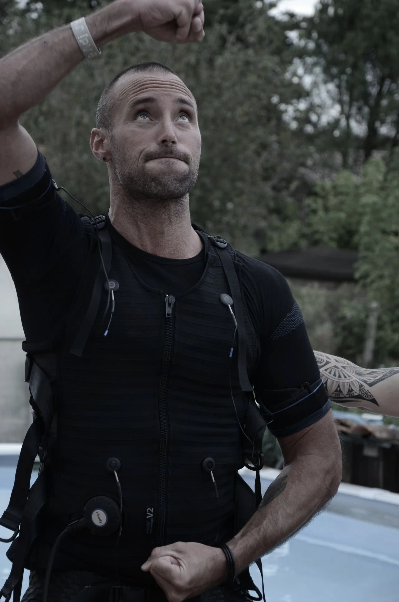 Sami El Gueddari en pleine séance d'électrostimulation (EMS) avec sa coach sportive Stéphanie Cyprien