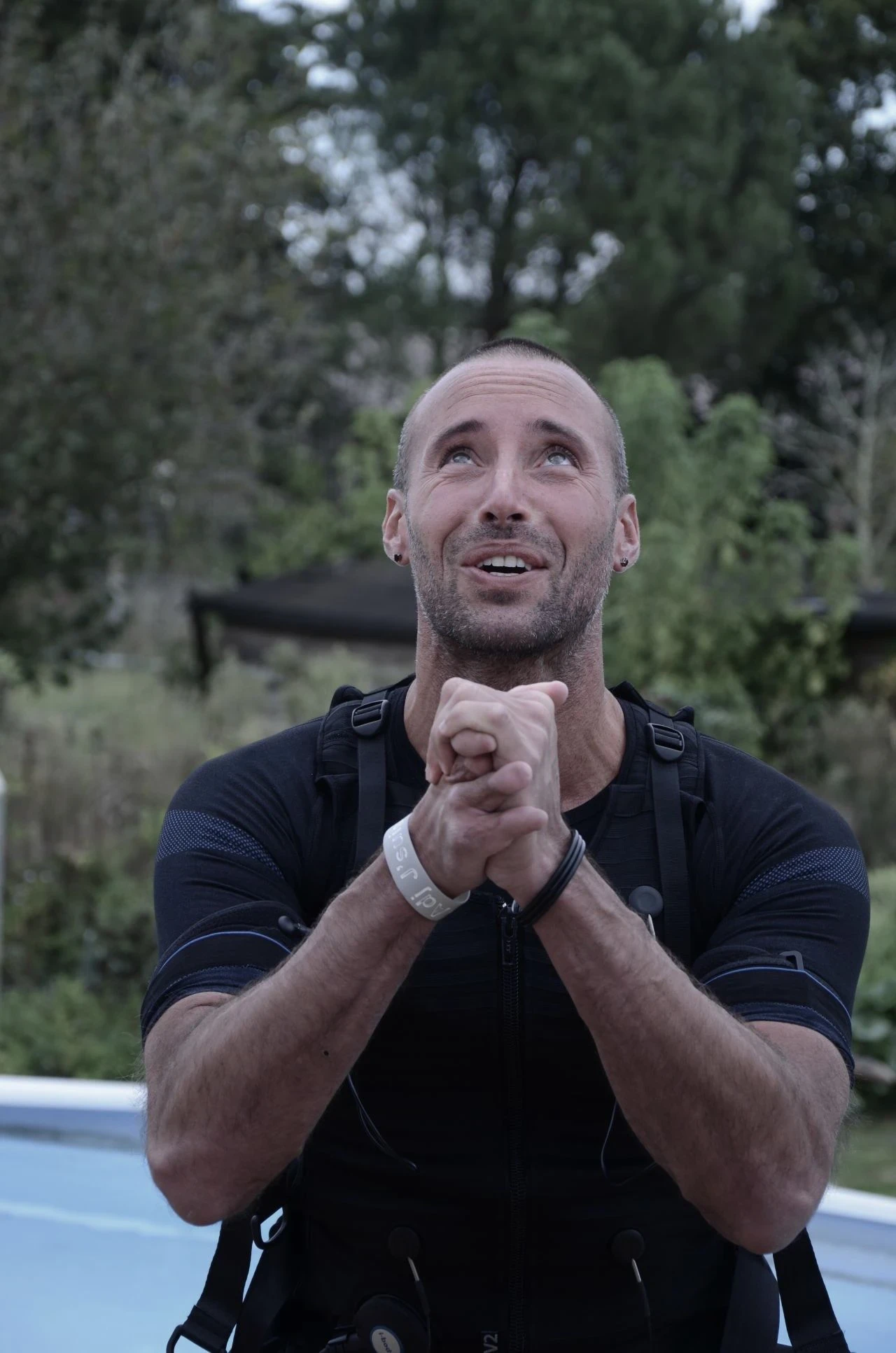 Sami El Gueddari en pleine séance d'électrostimulation (EMS) avec sa coach sportive Stéphanie Cyprien