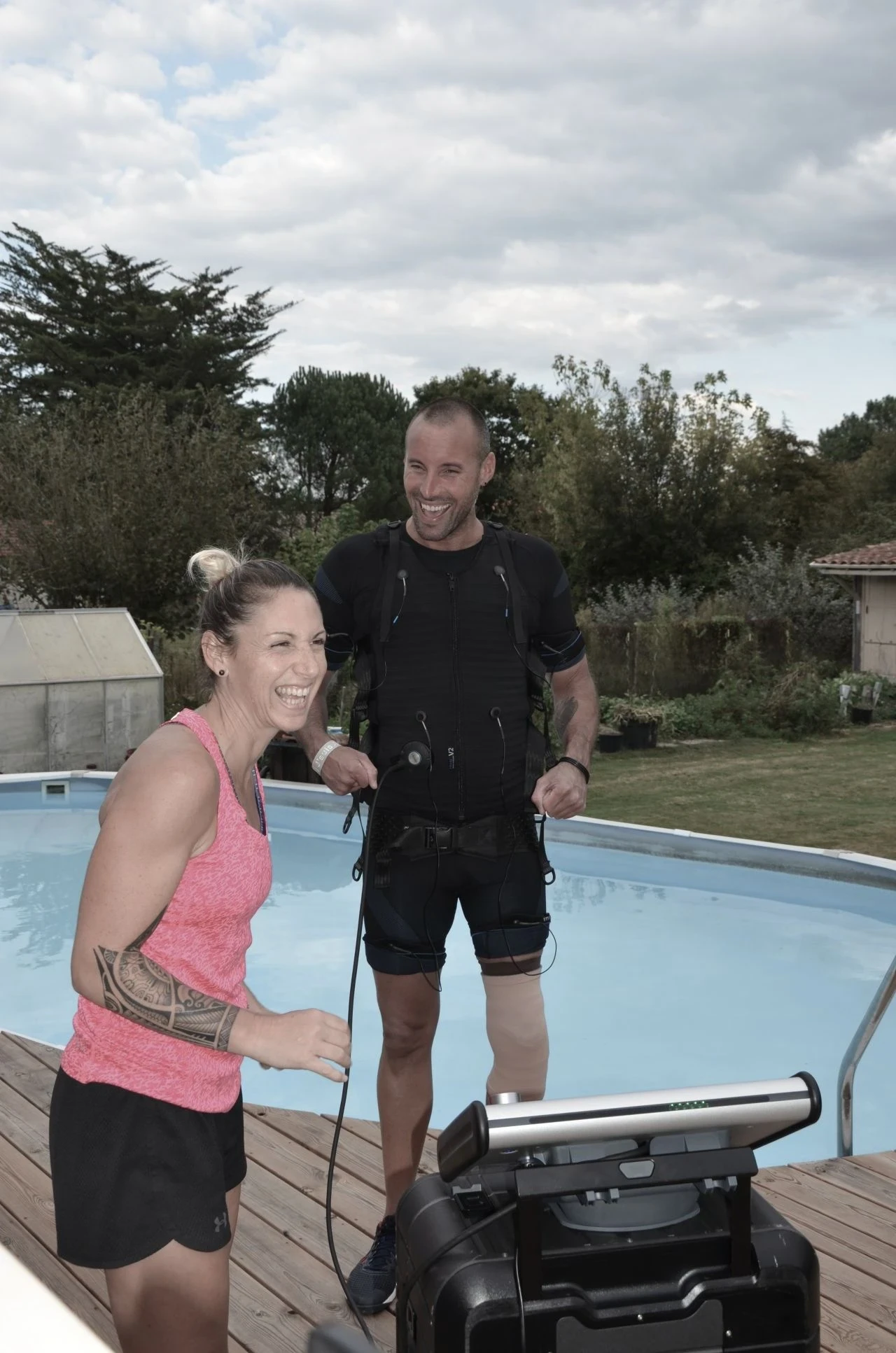 Sami El Gueddari en pleine séance d'électrostimulation (EMS) avec sa coach sportive Stéphanie Cyprien