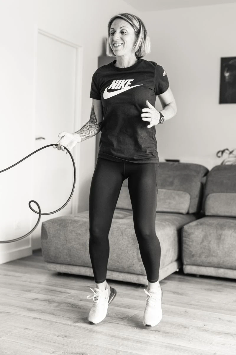 Un format idéal quand on a un quotidien chargé Stéphanie Cyprien, coach sportive à domicile en pleine séance d'électrostimulation (EMS)