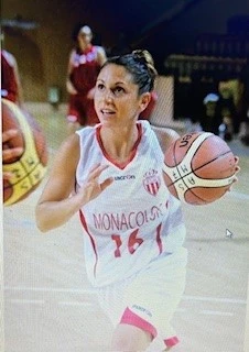 Stéphanie Cyprien, ancienne joueuse de basket-ball maintenant coach sportive en électrostimulation (EMS)